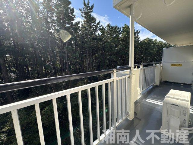 サンビーチ平塚2号棟のバルコニー|お洗濯にも便利なバルコニー付き