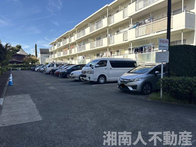 サンビーチ平塚2号棟の駐車場|車をお持ちの方に嬉しい駐車場付きの物件です