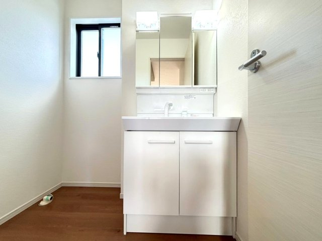 新築戸建　羽島市福寿町2期　全4区画分譲の独立洗面台|床材に受ける様々な傷や、温度・湿度変化によるクラックの発生を大幅に抑える特殊加工を施工済み。
