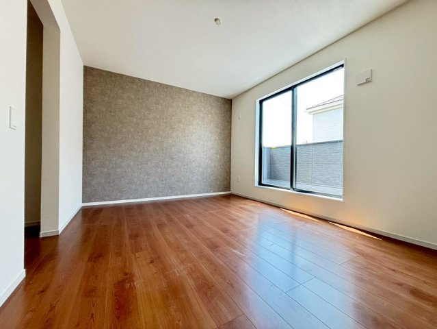 新築戸建　羽島市福寿町2期　全4区画分譲の寝室|全居室にたっぷり収納できる大型収納を設置。窓ガラスは断熱性能や結露防止効果の高いペアガラスです。