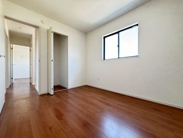 新築戸建　羽島市福寿町2期　全4区画分譲の洋室|建具やクロスなどをトータルデザインでコーディネートしており、室内に落ち着きと安らぎを与えてくれます。