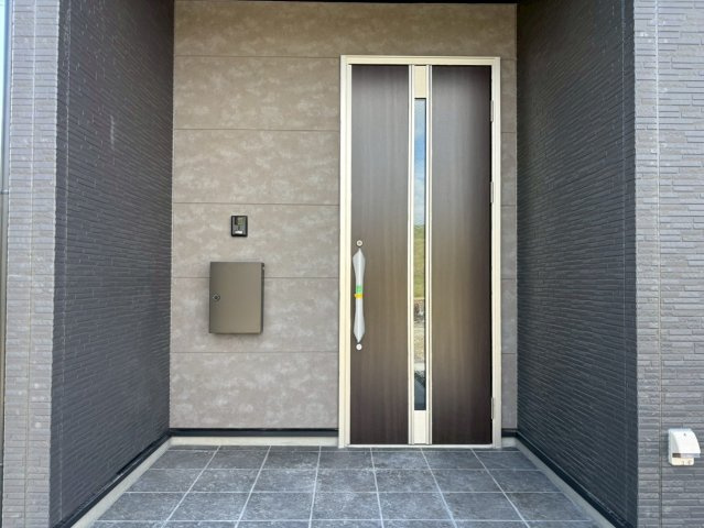 新築戸建　羽島市福寿町2期　全4区画分譲の玄関|玄関ドアの鍵はディンプルキーと内側はサムターンキーになっており防犯性の高い仕様になっています。