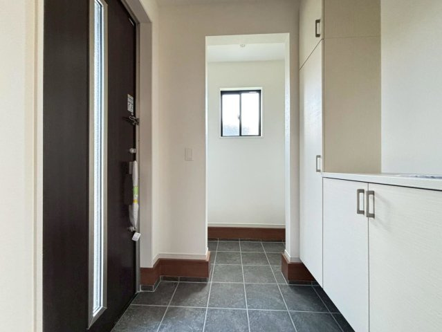 新築戸建　羽島市福寿町2期　全4区画分譲の玄関|大容量のシューズ収納付きで玄関周りもすっきり！玄関ドアからの光が玄関ホールを明るくしてくれます。