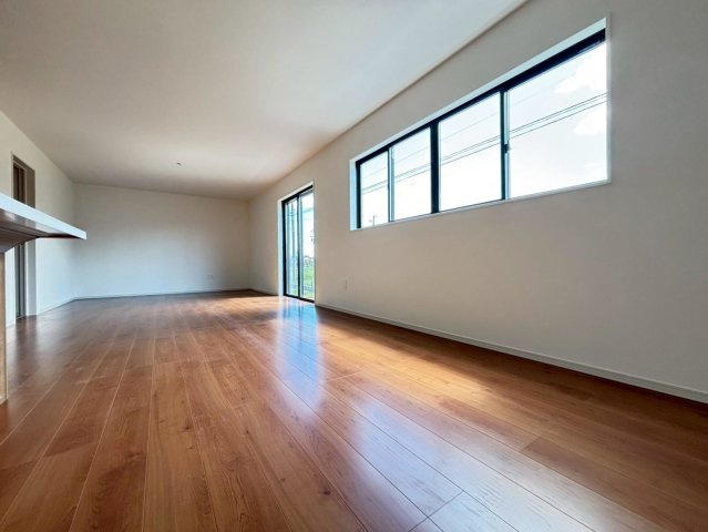 新築戸建　羽島市福寿町2期　全4区画分譲の居間・リビング|フローリング材は木目調でナチュラルな美しさ。様々な傷やクラックの発生を大幅に抑える特殊加工済み。