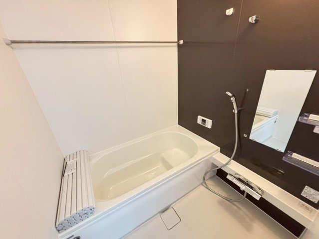 新築戸建　羽島市福寿町2期　全4区画分譲の浴室|明るく清潔なバスルームです。カビが発生しにくいユニットバスです。