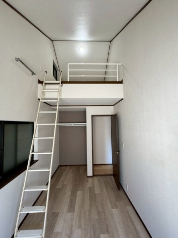 寝屋川市池田西町の洋室|3階洋室。上部ロフト付き約5帖の洋室。
