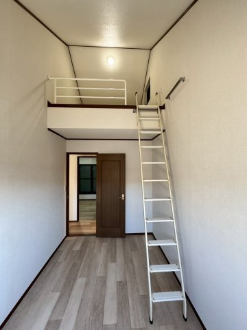 寝屋川市池田西町の洋室|3階洋室。上部ロフト付き約5帖の洋室。
ロフトはたっぷり収納スペースとしてご利用いただけます！