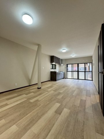 寝屋川市池田西町の居間・リビング|2025年8月室内リフォーム済み！
約16帖の広々リビング。のびのびと生活ができます！