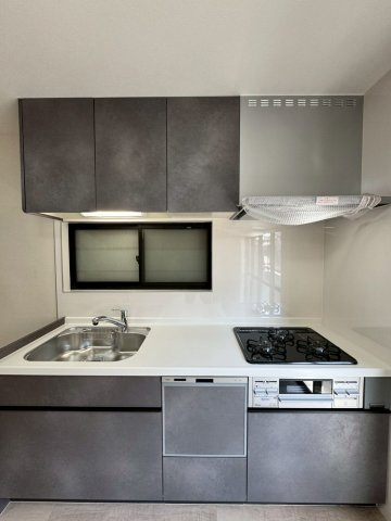 寝屋川市池田西町のキッチン|後片付けにうれしい食洗器付きシステムキッチン。
3口コンロでお料理もはかどります！