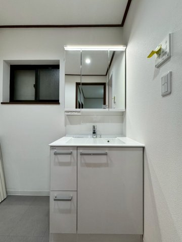寝屋川市池田西町の独立洗面台|新調済み。明るい三面鏡付きの洗面化粧台です。
洗面台下は日用品も収納できます。