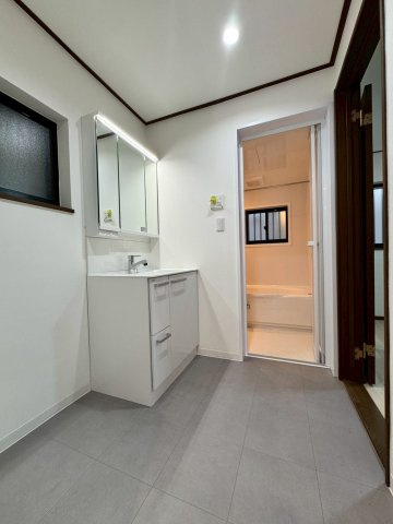 寝屋川市池田西町の脱衣所|洗面室には窓付きで換気も安心です！
