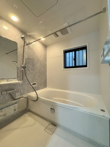 寝屋川市池田西町の浴室|ゆったり足を延ばしてくつろげる広さのある浴室です。
雨の日や冬の洗濯に大活躍の浴室乾燥機付きです！