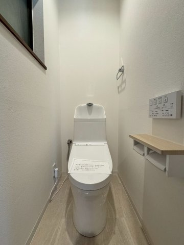 寝屋川市池田西町のトイレ|温水洗浄便座付きトイレ。
トイレは2か所ございます。