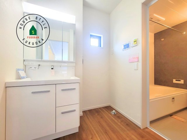 筑紫野市大字古賀第2-1棟（1号棟）　の内観：施工例|毎日使うものだから清潔な空間を保ちたい水回り。洗面にはそんな願いを解消させてくれる収納アイデアが満載です。三面鏡の裏側にはキャビネットが現れ小物から背の高い物まで収納できます。