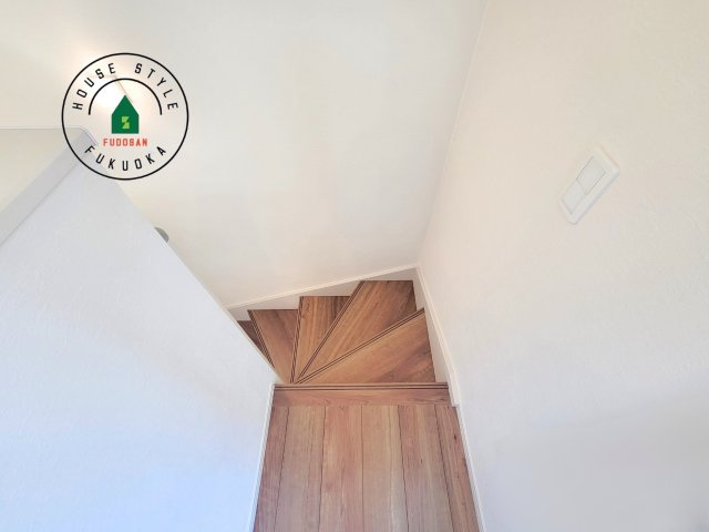 筑紫野市大字古賀第2-1棟（1号棟）　の内観：施工例|＜手すり付階段＞手すりがないと階段の昇り降りで危険なことはもちろん、壁に手をつきながら歩くことで壁紙が汚れやすくなります。すべての方に快適に昇り降りしていただくため、手すりを設置しました。