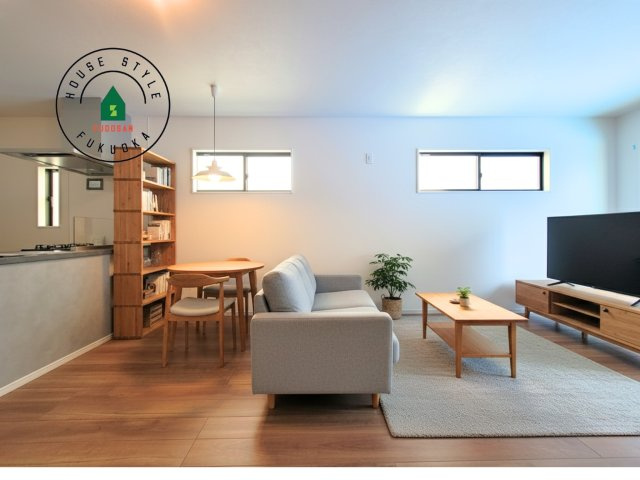 筑紫野市大字古賀第2-1棟（1号棟）　の内観：施工例|明るく開放的なリビングダイニングは豊かな陽光が注ぎ込み、やすらぎの空間を演出してくれます。ご家族で楽しいひとときをお過ごし下さい。※家具はCGを合成したものです。