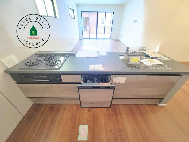 筑紫野市大字古賀第2-1棟（1号棟）　の内観：施工例|ご家族を近くに感じられる対面キッチンのLDK。会話もはずみそうですね。