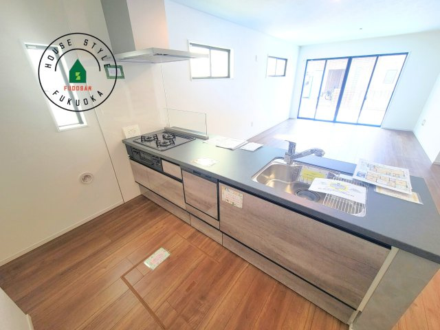 筑紫野市大字古賀第2-1棟（1号棟）　の内観：施工例|ダイニングテーブルへの配膳がラクラク、お料理はかどるカウンター付きシステムキッチン！