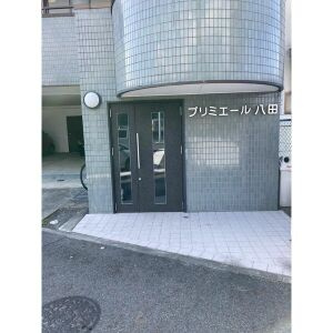 プリミエール八田のエントランス