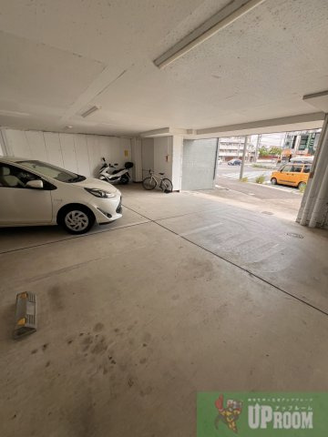 プリミエール八田の駐車場