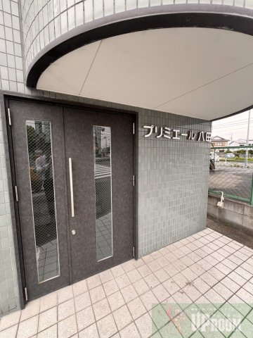 プリミエール八田のエントランス