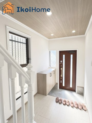 神戸市西区中野１丁目　中古戸建の玄関|【ホームページに現地動画掲載中】●年中無休：当日予約可●玄関は靴を収納できるシューズボックスを新設！