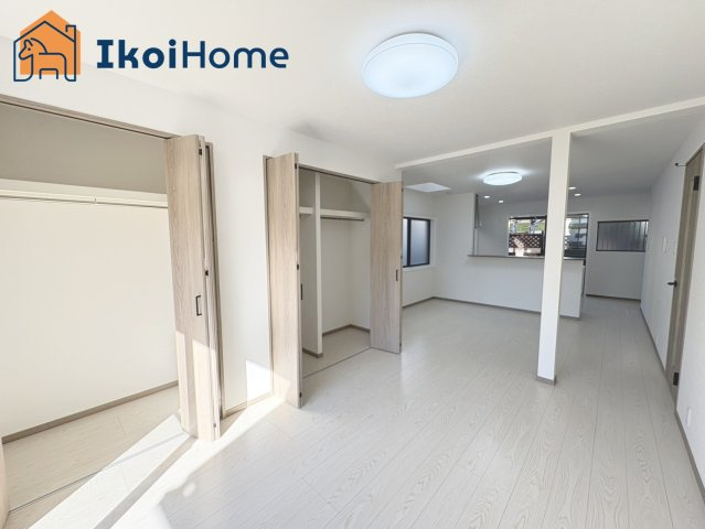 神戸市西区中野１丁目　中古戸建の居間・リビング|【ホームページに現地動画掲載中】●年中無休：当日予約可●LDKには大型収納がございますので便利です♪