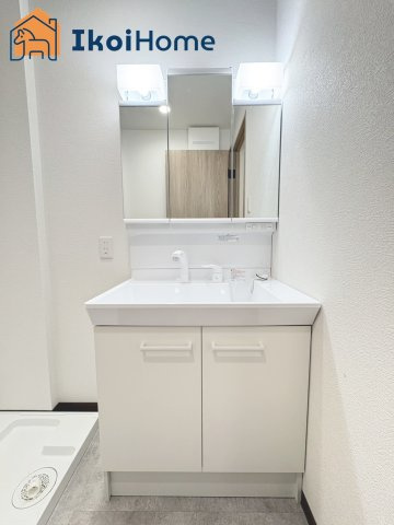 神戸市西区中野１丁目　中古戸建の洗面所|【ホームページに現地動画掲載中】●年中無休：当日予約可●新調済み洗面は便利な３面鏡。ワイドシンク仕様