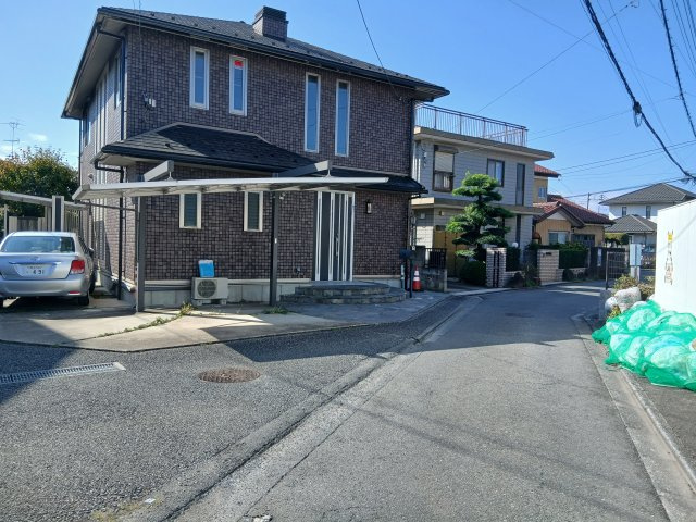 松葉町2丁目　中古一戸建ての前面道路含む現地写真