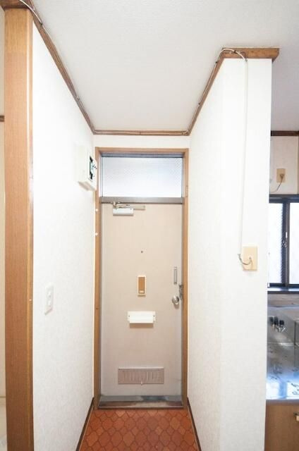 相模原市中央区宮下本町１丁目のアパートの玄関