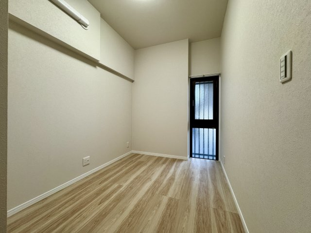 ジェイハイム東浜松の洋室|約4.4帖の納戸です。