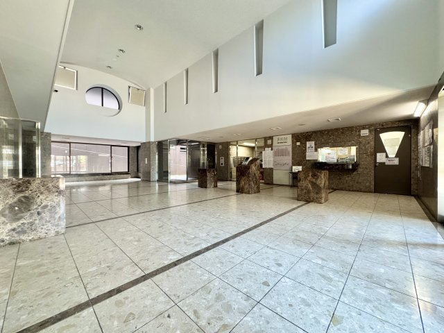 ジェイハイム東浜松のロビー|マンションロビーは重厚感のある落ち着いた空間です。