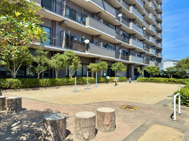 ジェイハイム東浜松のその他|敷地内にちょっとした公園があります。お子様を遊ばせられる嬉しい場所ですね。