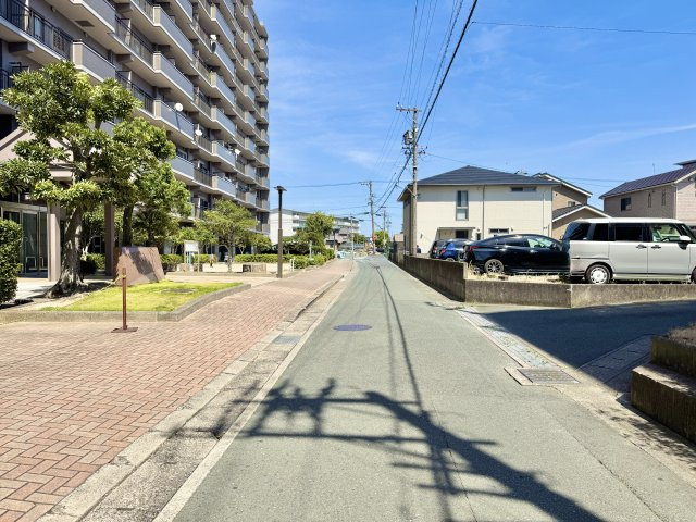 ジェイハイム東浜松の周辺|前面道路を西側から東向きに撮影しました。