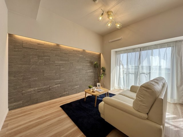 ジェイハイム東浜松の居間・リビング|大きな掃き出し窓から明るい陽射しが入り込みます！