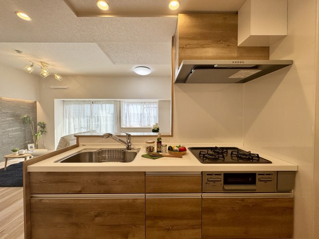 ジェイハイム東浜松のキッチン|ブラウンの木目が素敵なシステムキッチン！リビング全体が良く見渡せる間取りになっています！