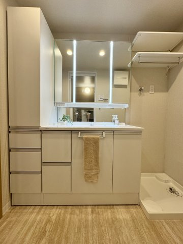 ジェイハイム東浜松の独立洗面台|掃除用具や洗剤のストック等はもちろん、ドライヤーやメイク道具など細々した物もスッキリと収納していただけます！