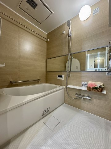 ジェイハイム東浜松の浴室|淡い色のアクセントパネルがオシャレな浴室です。