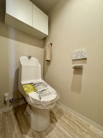 ジェイハイム東浜松のトイレ|広く清潔感のあるトイレです。上部棚付きで、清掃道具などもすっきり収納できます。