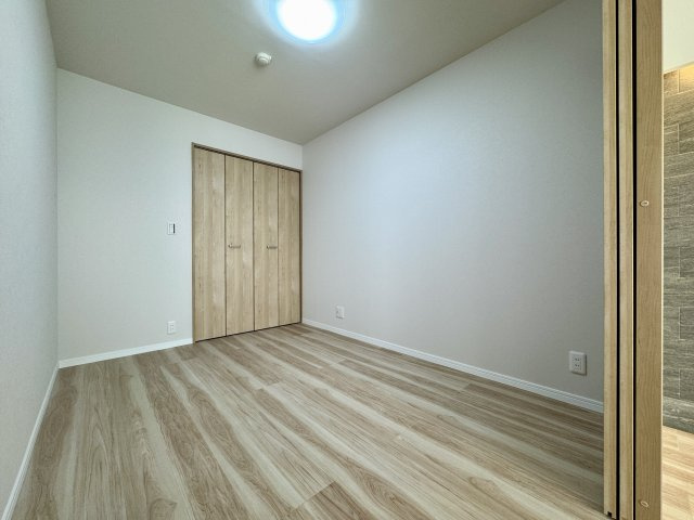 ジェイハイム東浜松の洋室|約5.0帖の洋室です。リビングとつながった、開放感あふれる空間です。