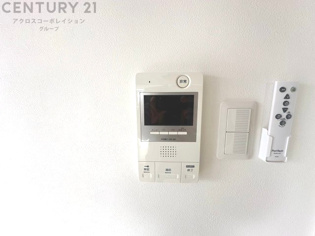 訪問者が来たときにテレビ画面で確認できるため、安心してドアを開けられます。録画機能があるものもあり、留守中に来訪者を記録しておくことができます。利便性が高く、セキュリティ面でも安心です