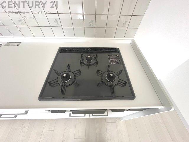 多数の調理器具を同時に使用でき、料理の効率化が可能。省エネで節約になり、様々な料理スタイルに適応できます。また、火力調整が独立しており、手入れや掃除もしやすく、今よりもっとお料理が楽しくなるかも。