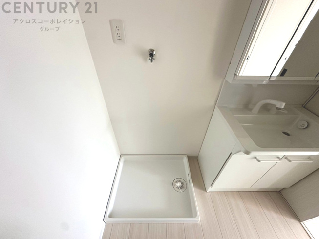 洗濯物の仕分け作業がしやすく、整理整頓が容易になります。洗濯音や湿気を他の部屋に持ち込まず、生活環境を快適に保ちます。上部を活用すれば収納スペースを確保でき洗剤や洗濯用品の整理もしやすくなります。