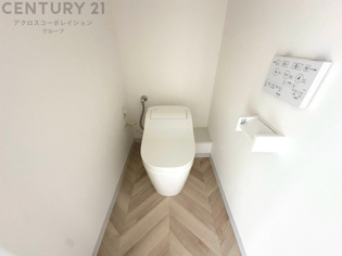温水洗浄便座付トイレは温水洗浄機能により、暖かい水でおしりを洗浄することができ、冷たい水を使う従来の便座に比べ、温水洗浄機能で暖かいトイレを提供し、快適な使用を可能にします。
