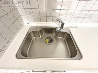 大きなシンクでお鍋などの大きな調理器具を洗う際にも便利です。