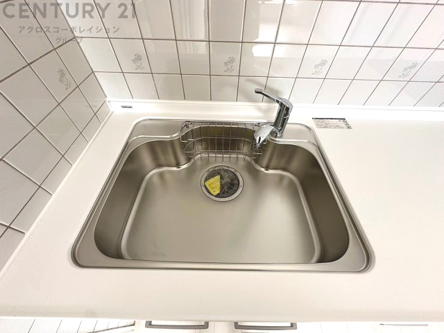 大きなシンクでお鍋などの大きな調理器具を洗う際にも便利です。