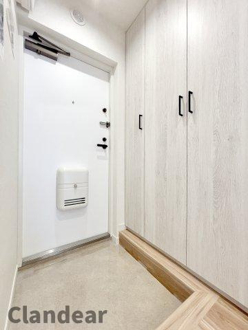 恒陽綾瀬マンションの玄関|ご家族のお帰りを暖かく迎えてくれる広々とした玄関スペース♪収納充実で玄関周りもスッキリお使いいただけます(^^)