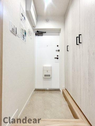 恒陽綾瀬マンションの玄関|玄関横に大型シューズボックス付！靴類をたっぷり収納して、片付いた玄関がキープできます♪玄関横に大型シューズボックス付。