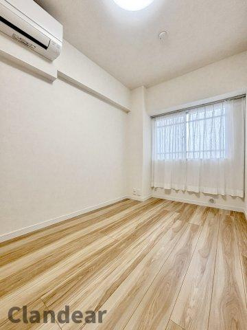 恒陽綾瀬マンションの洋室|明るく風通しの良いクローゼット付きの洋室です。子供部屋にピッタリです。