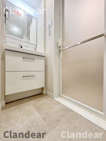 恒陽綾瀬マンションの洗面所|ゆったりとした洗面室に収納豊富な大きな鏡の洗面化粧台♪入浴の際、お洗濯物はそのまま洗濯機に入れられます！